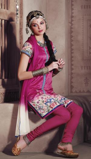 Розовый наряд в индийском стиле — туника с короткими полупрозрачными рукавами и розовые брюки