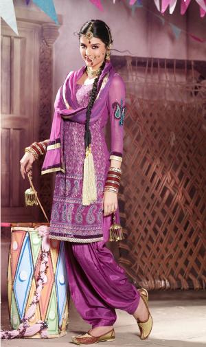 Лиловый шёлковый наряд для индийского танца — розовое сари, лиловая туника с полупрозрачными рукавами три четверти и лиловые брюки