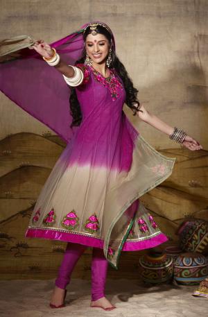 Фиолетово-бежевый шёлковый наряд для индийского танца — платье с короткими рукавами и фиолетовые брюки