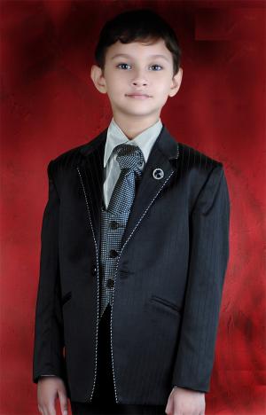 Чёрный костюм-тройка (с жилетом) + рубашка + шейный платок