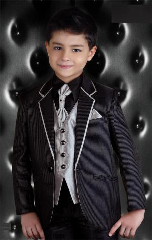 Чёрно-серый костюм-тройка (с жилетом) + рубашка + шейный платок с брошью