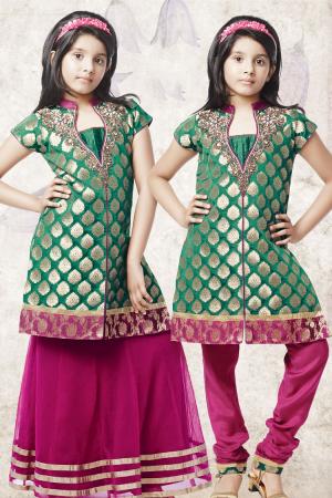 Национальный индийский костюм для девочки цвета зелёной сосны и вишни