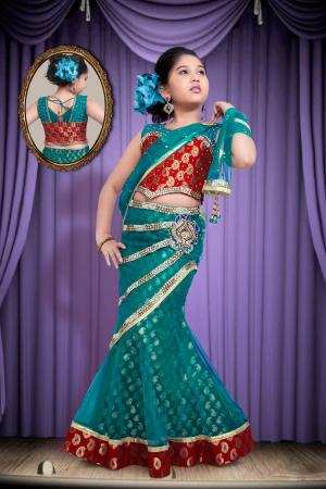 Национальный индийский костюм для девочки цвета зелёной сосны и кармина