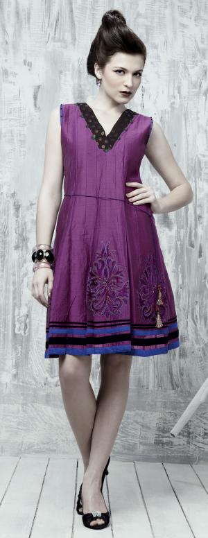 Фиолетовое платье из хлопка и шёлка с красивым рисунком, без рукавов