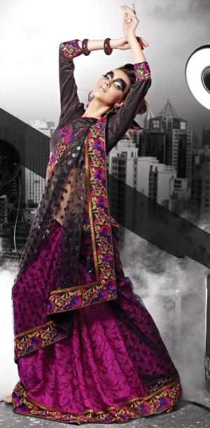 Чёрно-фиолетовый наряд в индийском стиле — фиолетовая юбка, чёрная блузка с рукавами три четверти и чёрное полупрозрачное сари