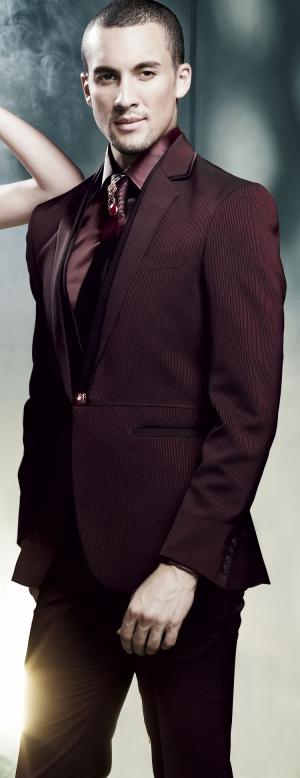 Тёмно-бордовый мужской костюм-двойка + рубашка + галстук с брошью