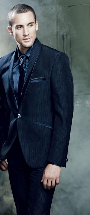 Мужской костюм-двойка цвета Берлинской лазури + рубашка + галстук с брошью