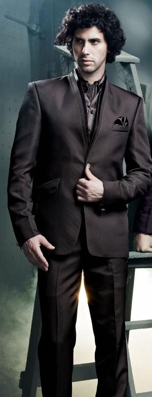 Мужской костюм-тройка (с жилетом) цвета бистр + рубашка
